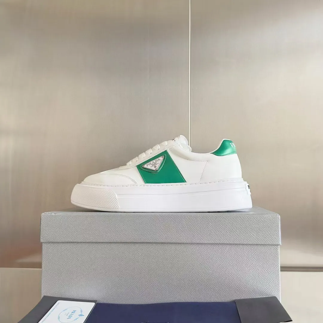 👟👟Ex-factory price 600👟👟 Couple model Prada Latest Couple model Triangle logo Thick sole Casual white shoes Sneakers Original purchase development and production This sneaker combines simple lines and distinctive details into a modern design. The leather upper presents a refined silhouette, with the Prada contrasting logo embellished on the tongue and side inserts. Exquisite packaging at the delivery counter 🛍📦 ▪️Fabric: Original custom imported cowhide material ▪️Lining: Original custom made soft sheepskin ▪️Sole: Original molded non-slip rubber outsole ▪️Sole thickness: 4CM ▪️Size: Women's 35-40 / Men's 39-45